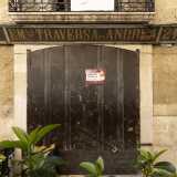 ...e, subito alla nostra sinistra, un�antica insegna in legno posta in cima a un portone serrato richiama la nostra attenzione. Indica il negozio di oggettistica casalinga Traversa, l�ultimo a Bari a vendere cestini di vimini artigianali